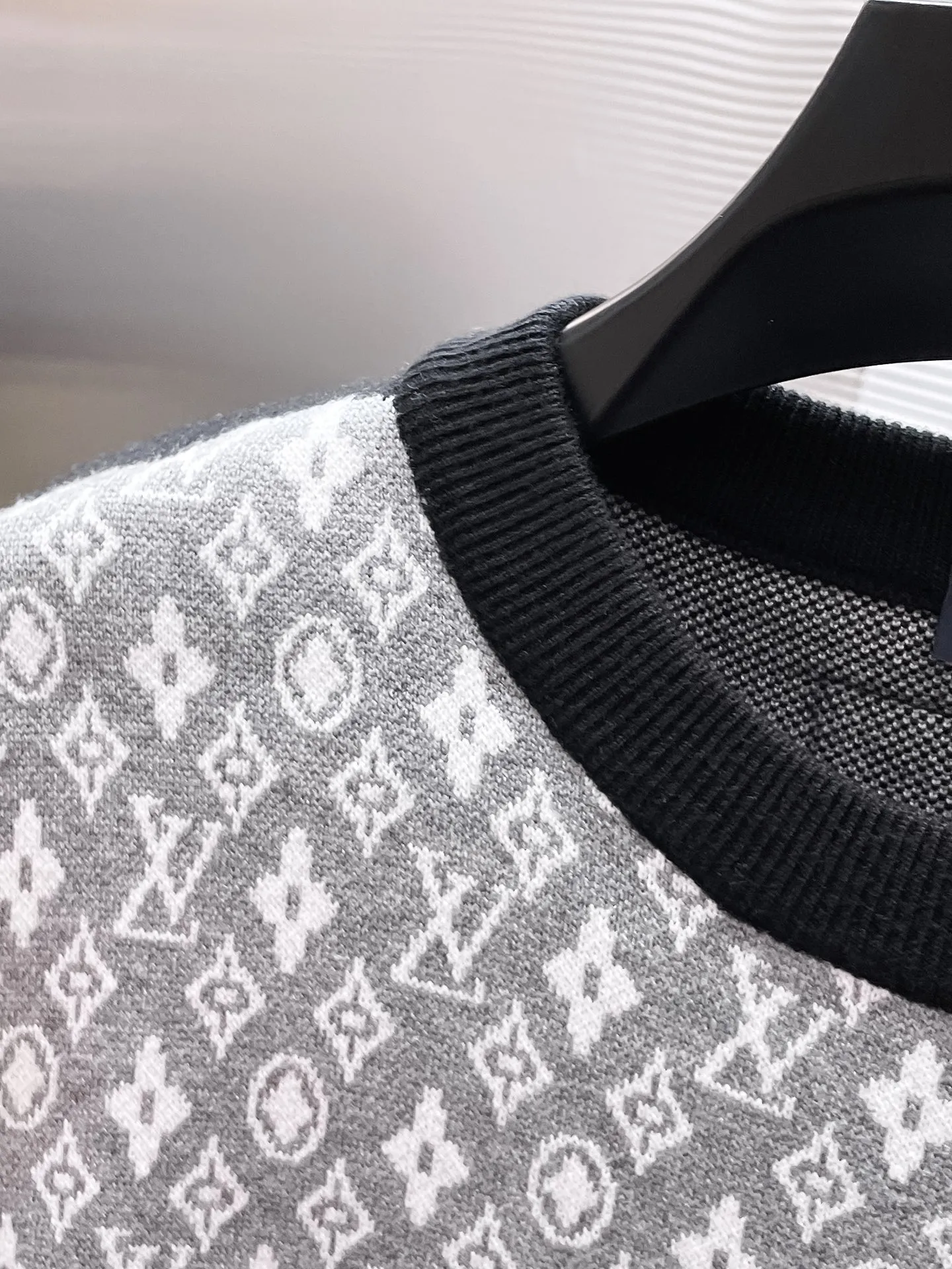 🅿️440 Louis Vuitton LV 2025ss new wool blended round neck long-sleeved sweater cardigan bottoming sweater, high-end version! The custom-made fabrics at the counter are highly breathable and comfortable, with impeccable details and brand element design concepts, reflecting high quality. It feels delicate and soft! It presents a casual cut and the upper body shape is great! 🐉Code size: M-3XL